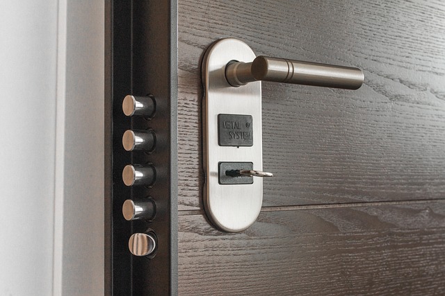 A secure door lock with multiple locking bolts and key