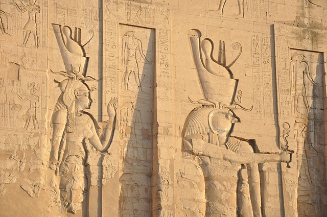 Depiction of Horus Lupercal addressing his Traitor Legions