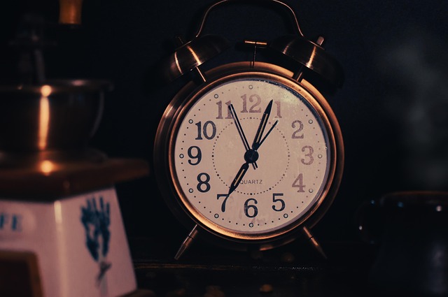 Split image showing clocks for New Mexico and Arizona, one showing MDT and the other MST