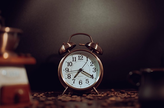 A visual representation of a clock face with the current time highlighted, and a second highlight showing the position of the time 4 hours later. (4 hours from now)
