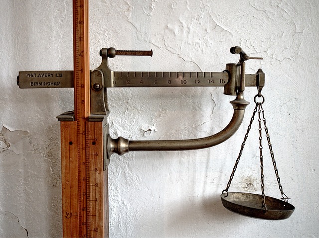 An antique weighing scale marked with pounds calibration
