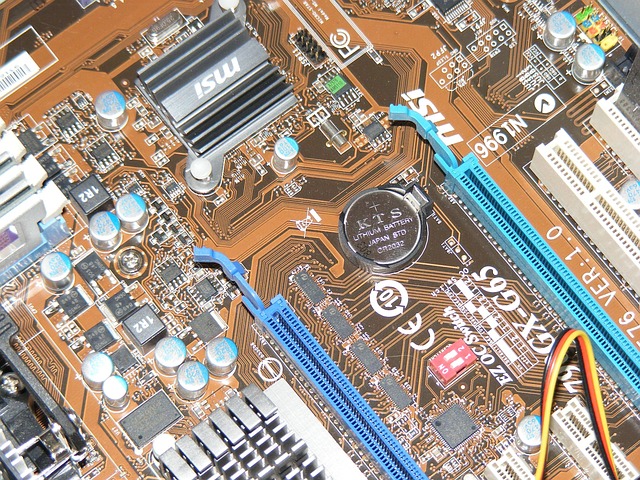 Diagram showing a computer's internal components, highlighting the graphics card and its connection to the monitor, with arrows indicating potential points of failure for display artifacts. (nvidia green lines on screen)